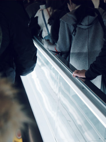 gente subiendo por una escalera eléctrica